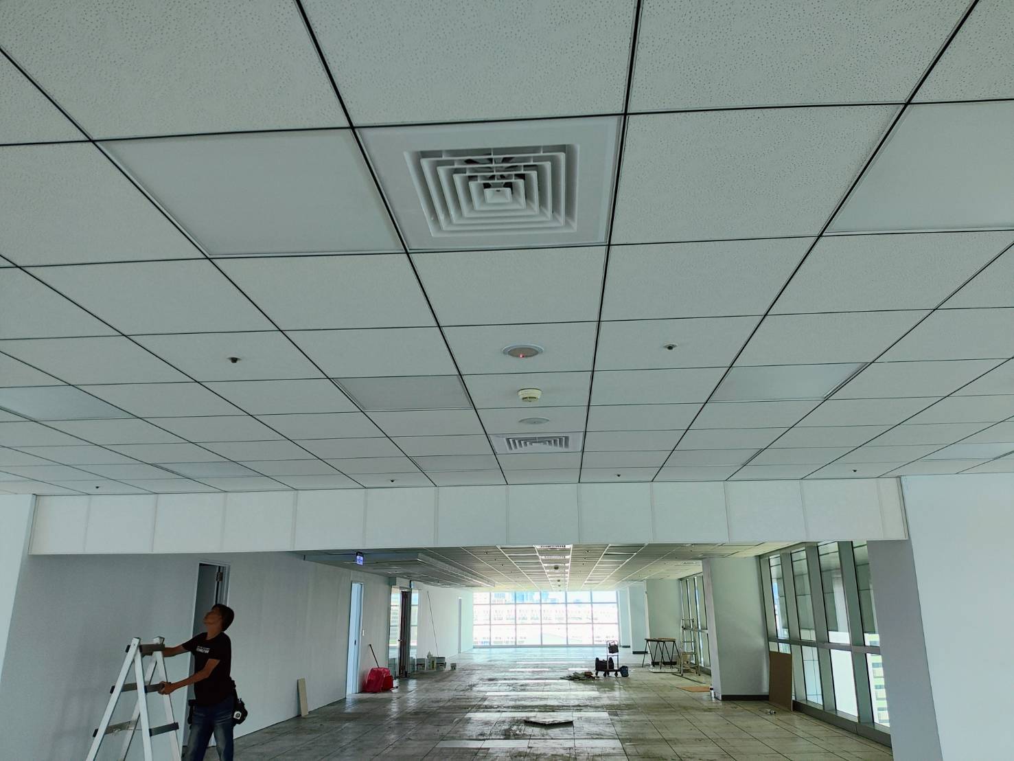台北市辦公大樓案場  特殊梯型 半自動垂壁
