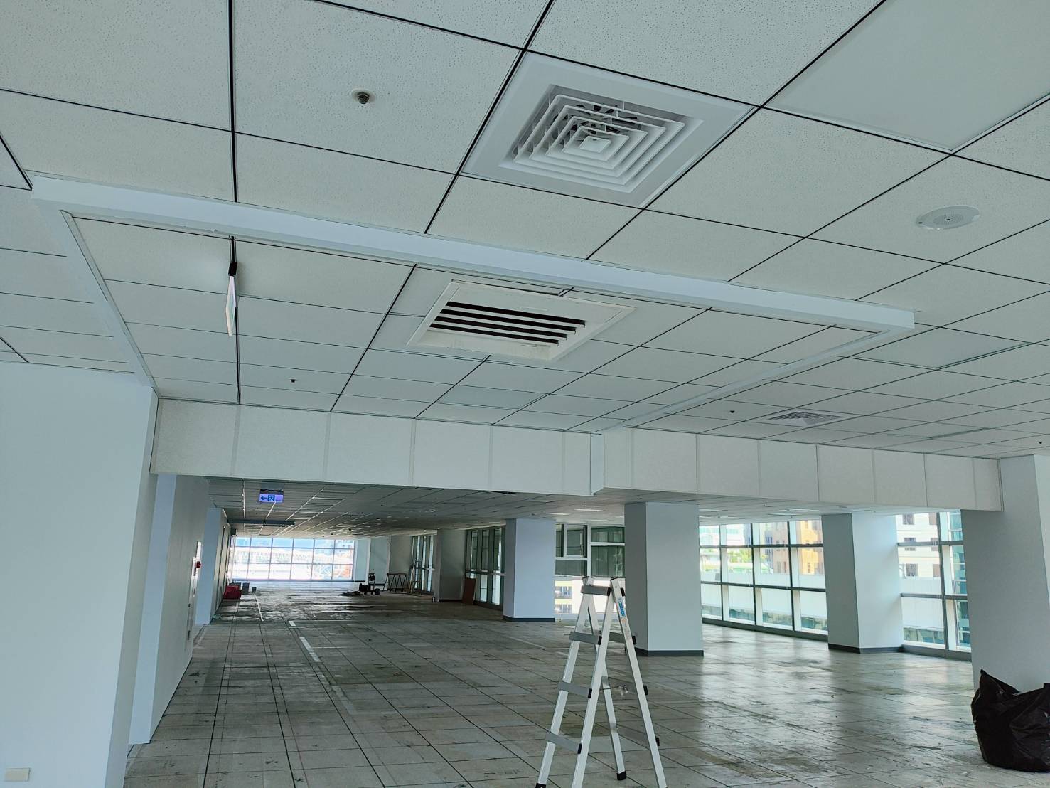 台北市辦公大樓案場  特殊梯型 半自動垂壁 縮圖1